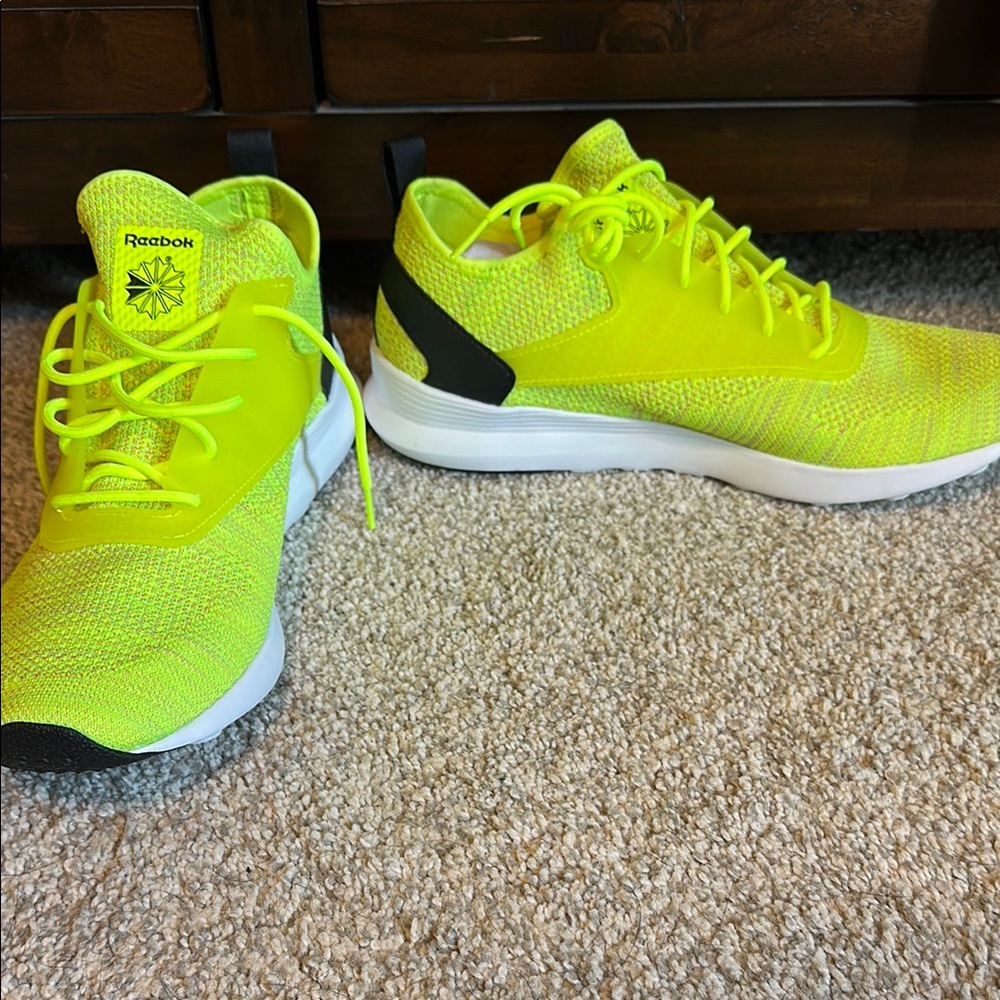 Reebok Yellow and Black Sneakers Sleek Athletic Design